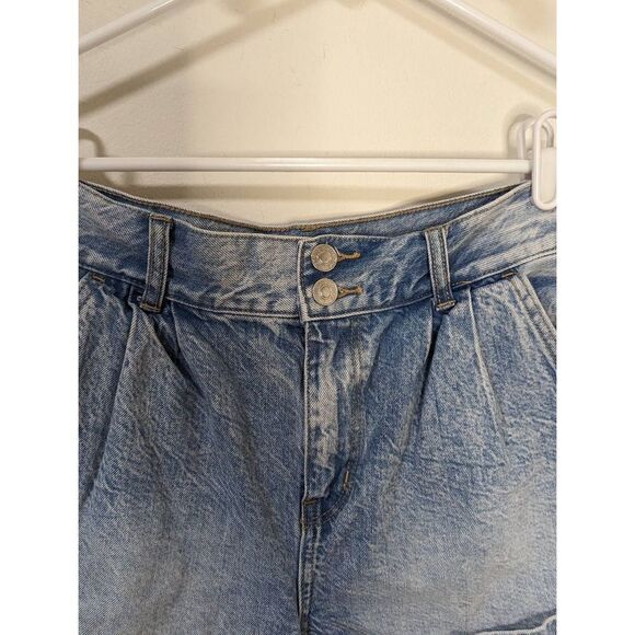 American Eagle Outfitters Mom Short Light Wash Double Button Shorts - Size 6 - Picture 4 of 7